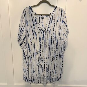 torrid size 6 Hi - Lo White & Navy Vertical Tie-Dye V-Neck Tunic